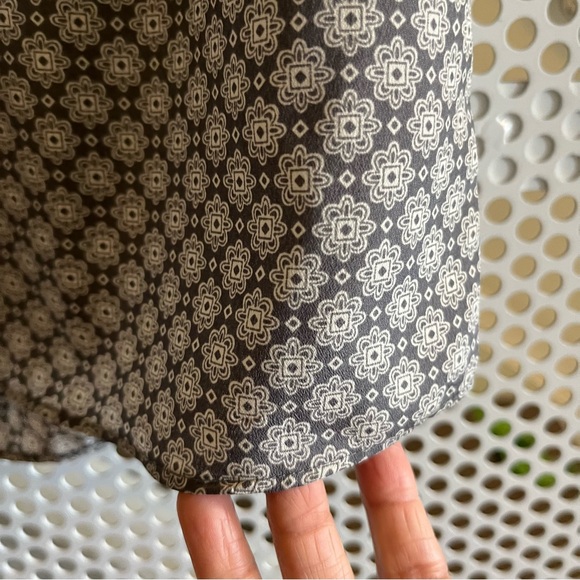 Banana Republic Cowl Neck Top Size XS in Grey/Sand Geometric Print GUC - Picture 6 of 9